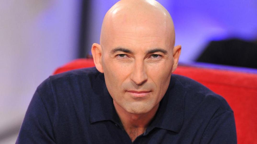 Cette discrétion ne veut pas dire distance. Au contraire, l’humoriste accorde une place essentielle à sa vie de couple. Protéger cet espace intime lui permet de garder un socle stable et sain face à sa carrière intense.
