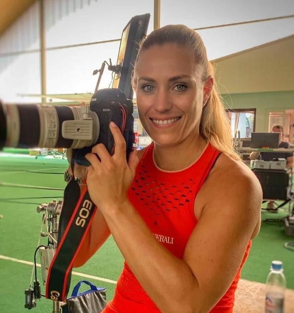 Parce qu’au-delà des victoires sur le court, la vie intime d’une star influence souvent sa carrière et son image publique. Connaitre les défis qu’elle traverse, ce qu’elle choisit de partager ou de protéger, nous rend sa réussite encore plus fascinante. Elle ne se contente pas d’être une championne, elle est une femme avec ses complexes, ses joies et ses doutes.