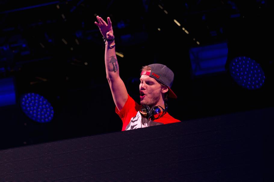 Avicii cause de la mort ?La réponse est claire et douloureuse : le DJ suédois de renommée mondiale s’est suicidé. Retrouvé sans vie le 20 avril 2018 à Mascate, dans le sultanat d’Oman, Tim Bergling, alias Avicii, n’a eu que 28 ans. Mais derrière cette patiente de la musique électronique se cache une histoire complexe, marquée par la douleur, la maladie et un combat intérieur intense.