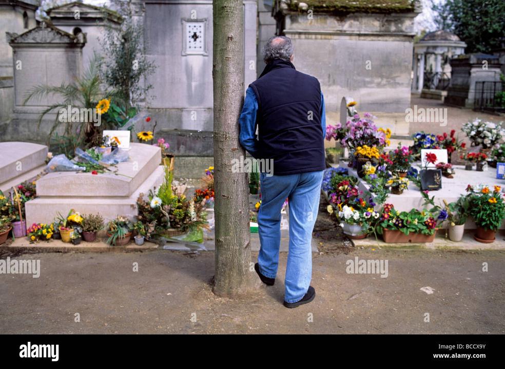 La simplicité du monument reflète peut-être son humilité, contrastant avec sa carrière brillante et intense. Ce site permet aussi aux fans de venir se recueillir ou simplement méditer sur l’héritage d’un artiste qui a marqué des générations.