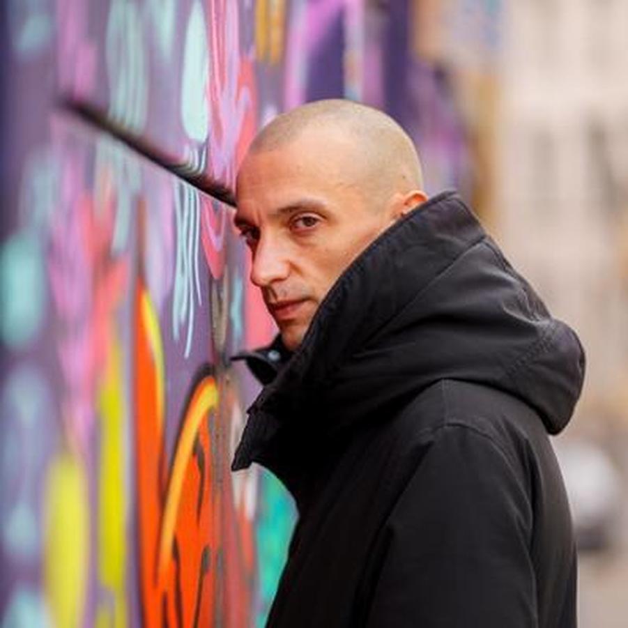 Contrairement à son célèbre beau-frère Nagui, animateur bien connu, Marc-Antoine joue dans la discrétion. Son terrain de jeu ? La caméra et le montage. Réalisateur indépendant, il n’est pas du genre à se battre pour les projecteurs. Pourtant, son travail parle pour lui : collaborations avec des chaînes de télévision, production d’émissions sportives, documentaires, il sait varier les plaisirs.