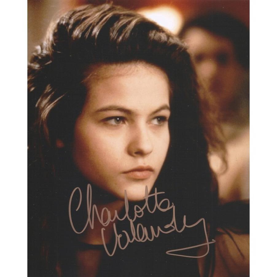 Charlotte Valandrey repose désormais dans le cimetière local, non loin de la plage immense des souvenirs heureux de son enfance. Pléneuf-Val-André n’est pas un choix anodin :