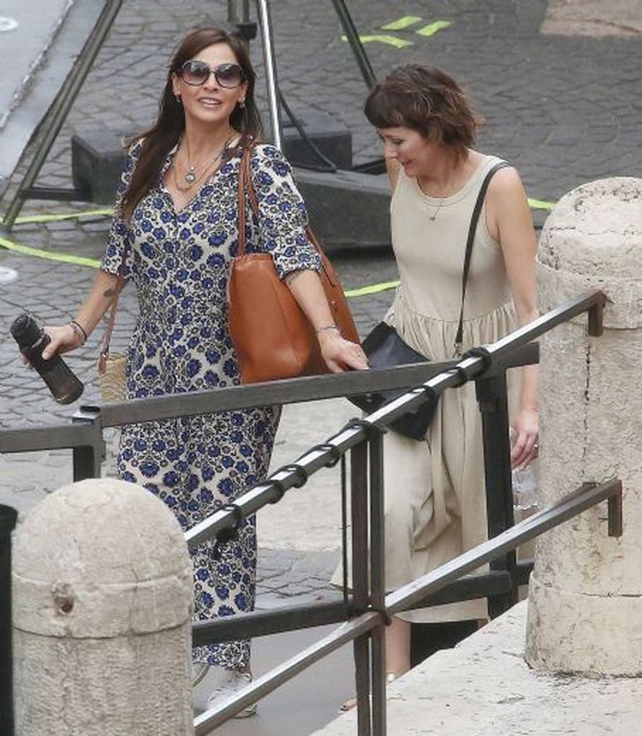 Vous qui suivez la carrière et la vie privée de Natalie Imbruglia, pensez-vous que son parcours amoureux reflète une recherche sincère d’équilibre entre vie publique et privée ? Ou est-ce le lot de toute célébrité de voir ses histoires épluchées et déformées à l’envi ? Quoi qu’il en soit, elle avance avec style et discrétion, un exemple à suivre.