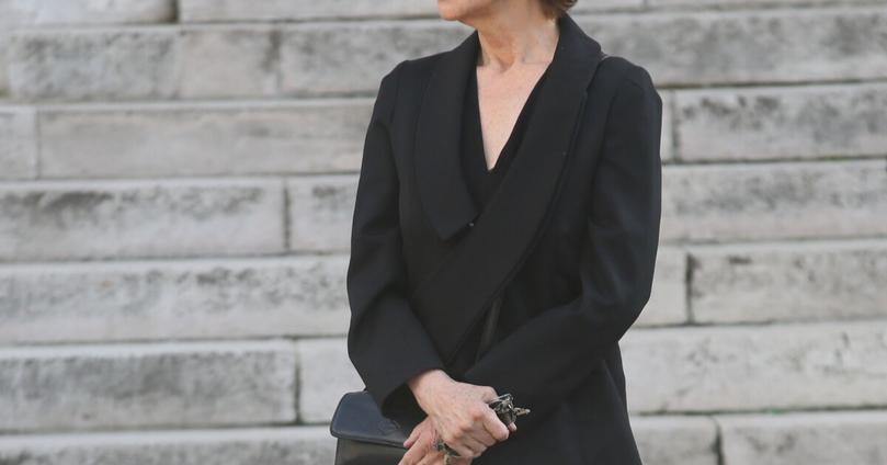 Les obsèques de Jean-Noël Tassez ont rassemblé un public impressionnant. Ce n'est pas seulement la comédienne qui se trouve là mais de nombreuses personnalités des milieux politiques et médiatiques. Dans ce cercle, on aperçoit Jack Lang, Jean-François Copé, Jean-Louis Borloo, Geoffroy Didier, ou encore l’animateur Jean-Jacques Bourdin, un ami proche de Jean-Noël pendant son temps à RMC.