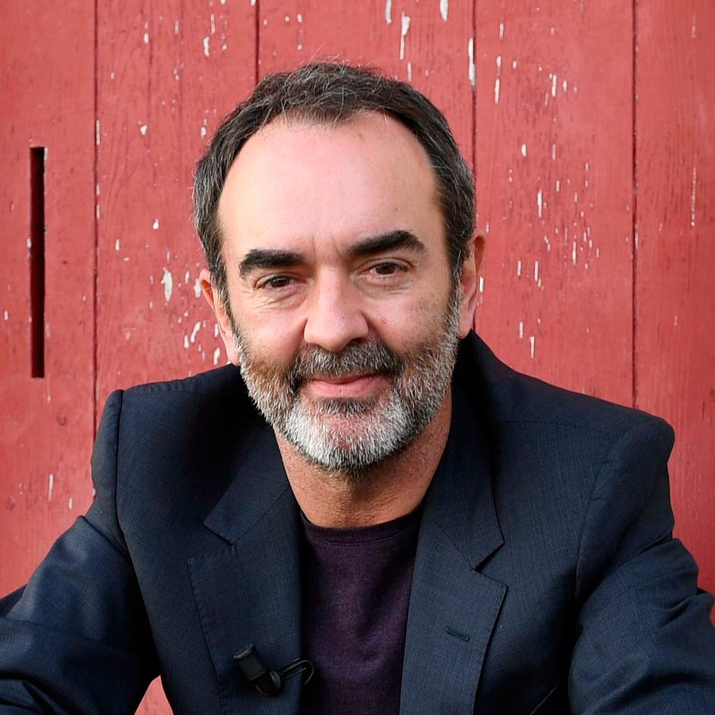 Alors que son 61e anniversaire approche, que peut-on espérer de ce multi-talent ? Sans doute encore plus de projets à l’écran, au théâtre ou derrière la caméra, peut-être aussi des surprises en tant qu’animateur. À 60 ans, Bruno Solo pourrait bien nous réserver de nouveaux rôles ou créations qui continueront à captiver le public français.