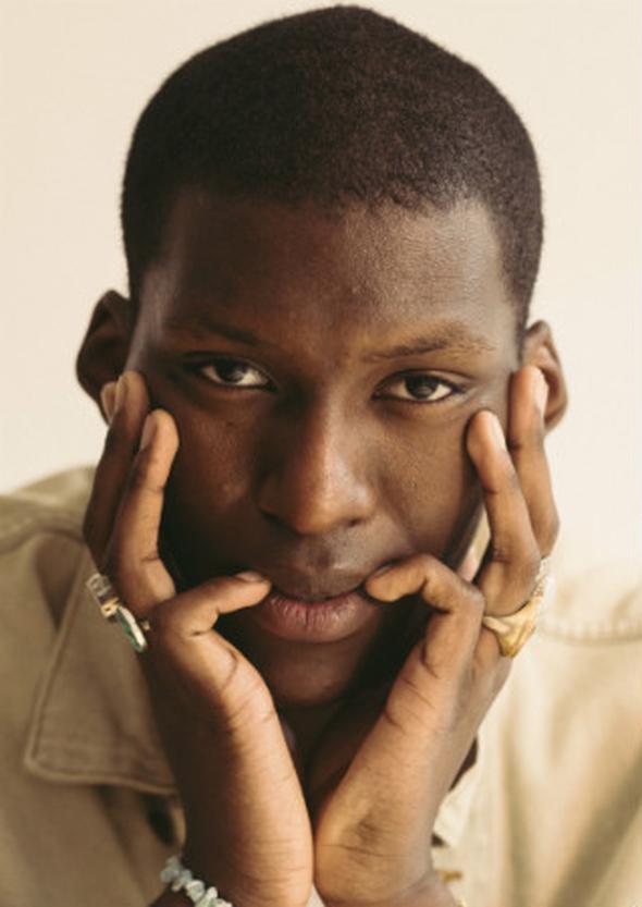 Non, la dernière compagne de Jean Amadou s'appelait Sylviane Codjia, mais elle n'est jamais mentionnée officiellement comme son épouse.