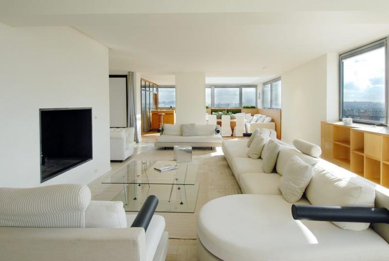 Pourquoi choisir cet appartement plutôt qu’une maison classique en banlieue comme certains de ses coéquipiers ? L’histoire est fascinante. Mbappé, qui a Paname dans le sang, préfère baigner dans l’atmosphère parisienne, profiter d’une adresse chic et surtout d’une vue de rêve sur la Seine et la Tour Eiffel.