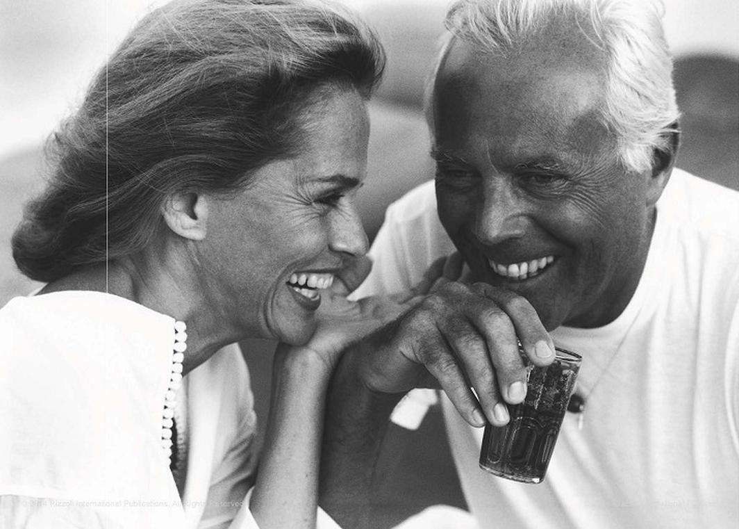 Ce n’est qu’à l’âge de 90 ans qu’Armani se confie plus ouvertement sur sa vie privée. Il partage l’importance cruciale de Galeotti dans sa vie, affirmant que leur relation dépasse le cadre sentimental et professionnel. Preuve en est : il a gardé, intact, l’alliance de leur amour malgré le temps et les épreuves.
