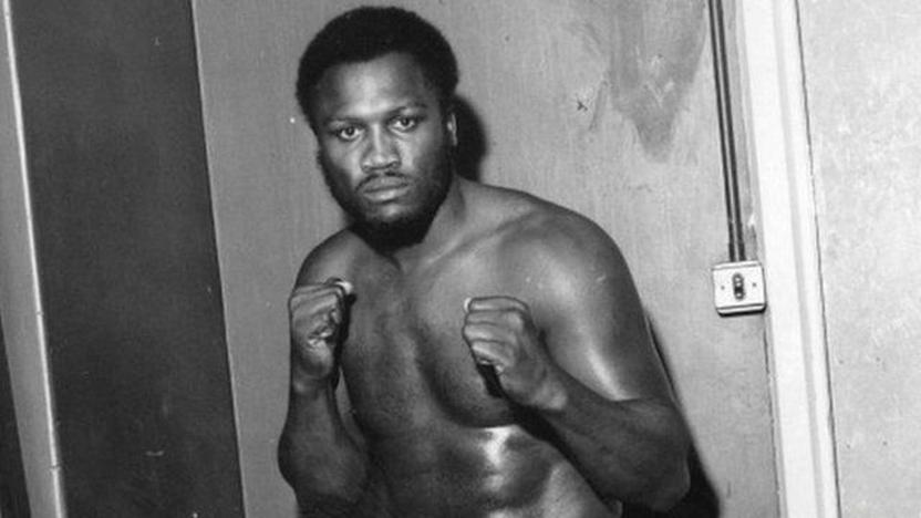 Le champion a succombé à uncancer du foiedétecté deux mois seulement avant sa mort, ce qui souligne la rapidité avec laquelle la maladie peut évoluer. Son combat était bien différent des rounds qu’on lui connaissait dans l’arène mais tout aussi puissant.