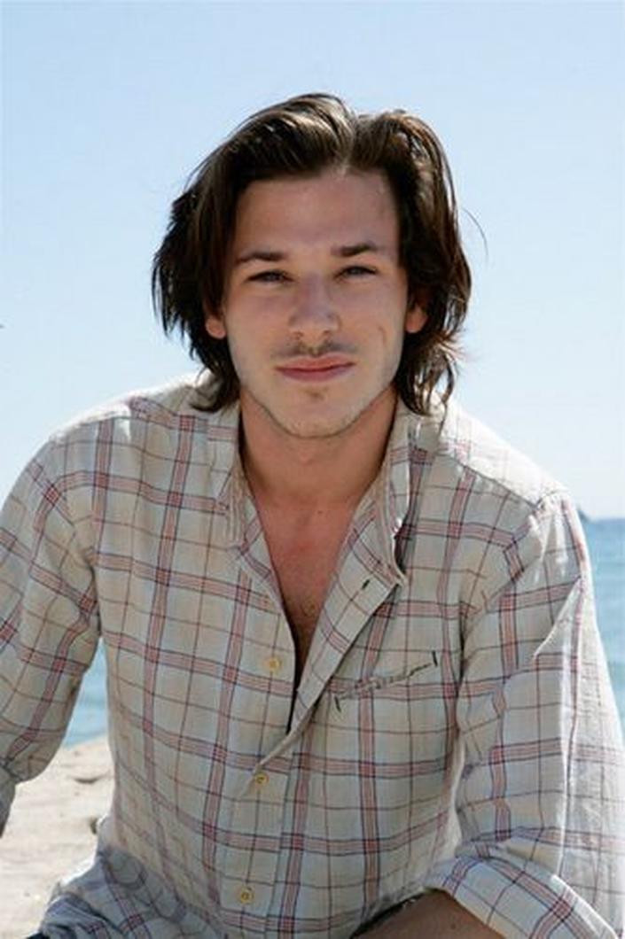 Qui est exactement Orso, l’enfant de Gaspard Ulliel ? C’est la question que beaucoup se posent en souvenir du talentueux acteur disparu bien trop tôt. Orso, c’est ce petit garçon plein de vie, aujourd’hui âgé de 8 ans, qui grandit malgré l’absence de son père, sous l’œil attentif de sa maman, Gaëlle Pietri.