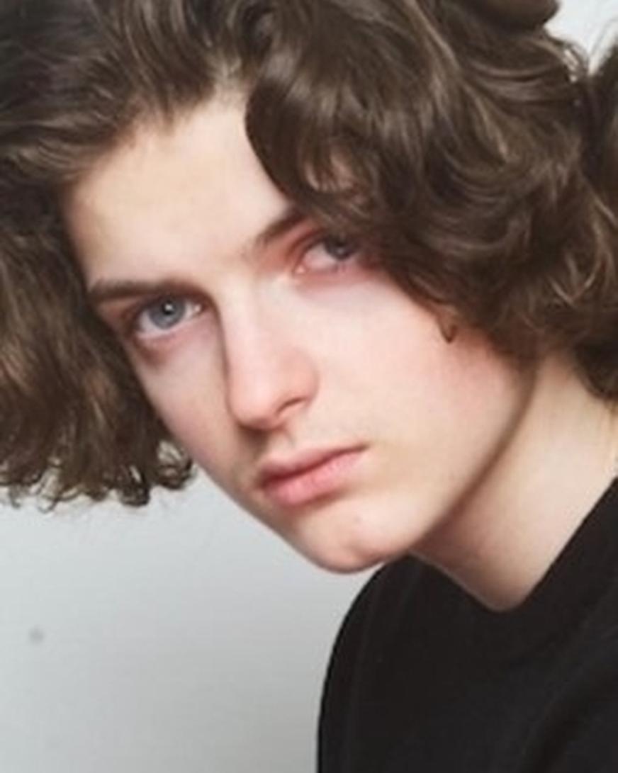 À 18 ans, Gabriel partage son temps entre études de commerce et ambitions d’acteur, un cocktail prometteur pour son avenir.