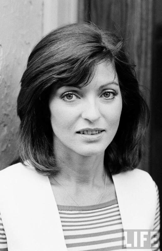 La décision d’inhumer Marie-France dans le caveau familial de son mari a provoqué une onde de choc. Certains proches, comme Sylvette Desmeuzes, sa productrice amie, exprimaient leur incompréhension face au choix de la famille.