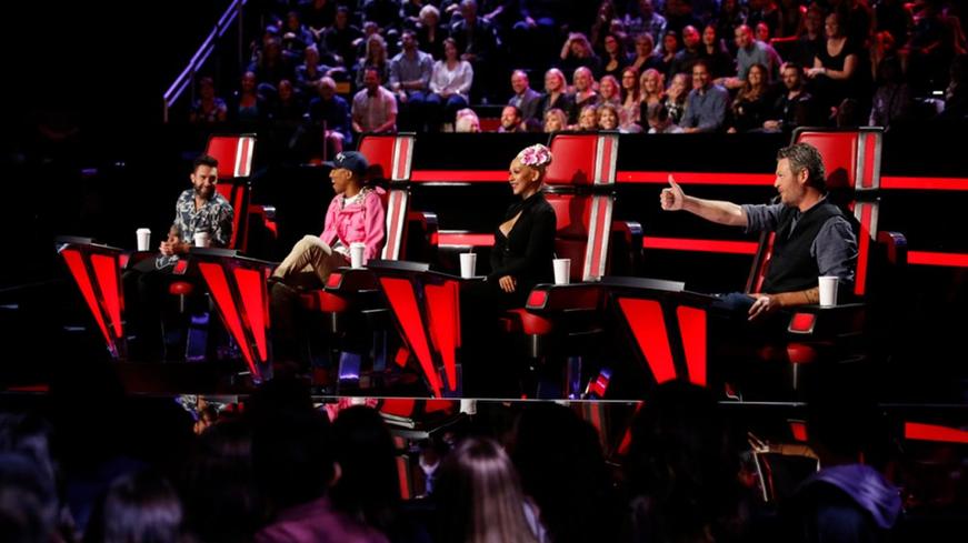 Pour illustrer, prenez Brynn Cartelli, gagnante de la saison 14 américaine. Elle a eu la chance d’ouvrir le concert de Kelly Clarkson, sa coach, durant la tournée « Meaning of Life ». Voilà le genre de portes qui s’ouvrent une fois la victoire en poche.