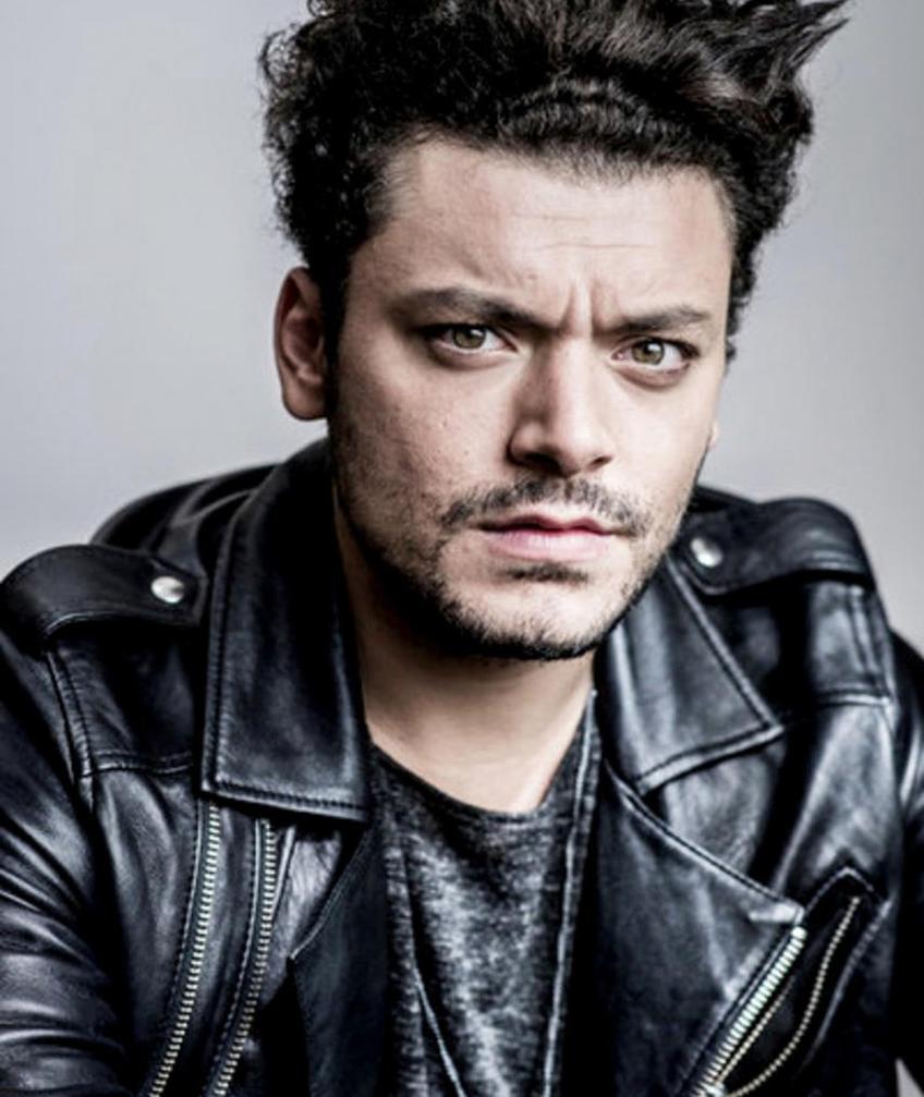 Au moment de son hospitalisation, Kev Adams était en pleine tournée pour promouvoir son filmMaison de retraite 2. Ce deuxième volet d'une comédie populaire réunit plusieurs acteurs connus.