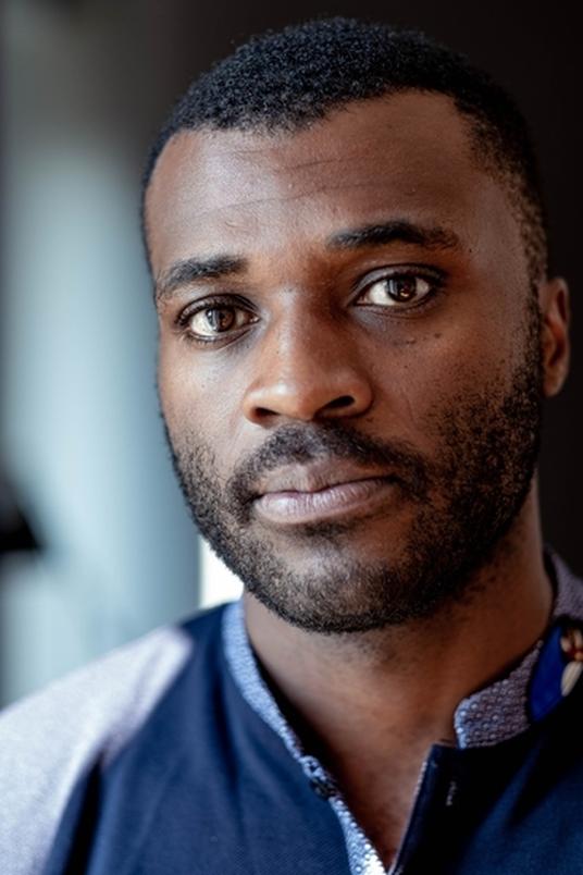 Le changement de cap arrive quelques années après sa blessure. Christopher Bayemi débute au théâtre, jouant dans plusieurs pièces.