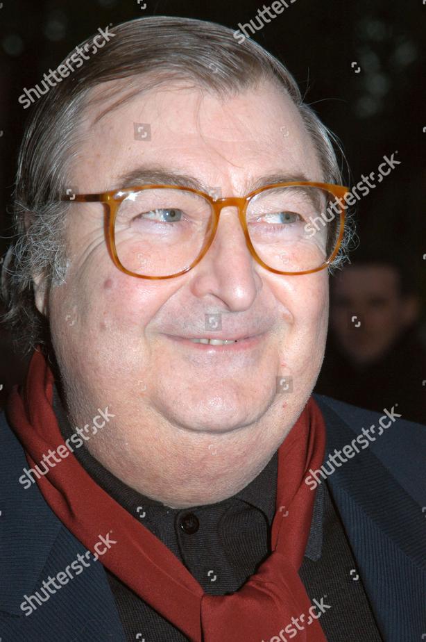 Henri Tisot, surtout connu pour ses imitations du Général de Gaulle, était un comédien et humoriste apprécié. Avec son regard malicieux et son talent pour la satire, il a marqué la scène télévisuelle et théâtrale française des années 70 et 80.