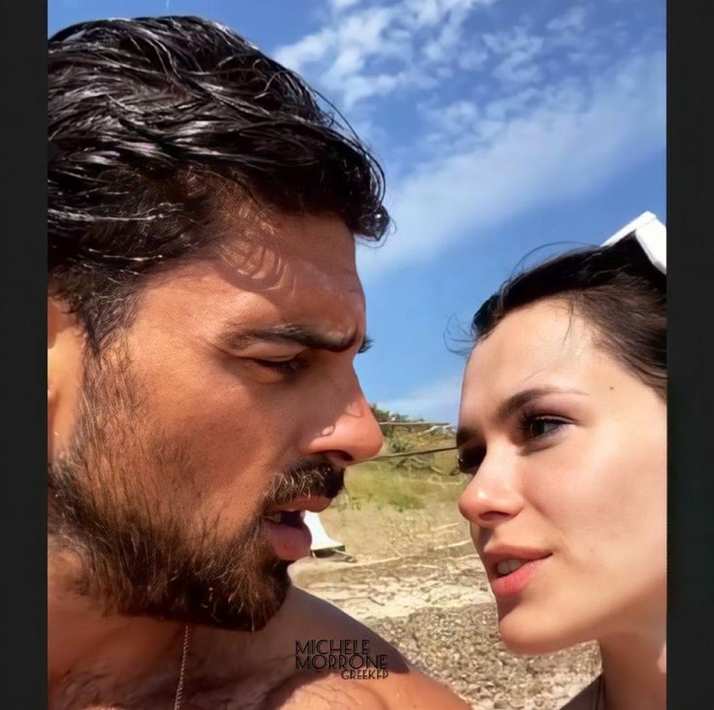 Pour comprendre ce selfie, il faut savoir que Michele et Simone sont en plein tournage du second volet de la saga365 Days. Dans ce chapitre à venir, leurs personnages seront des rivaux, à la lutte pour conquérir le cœur d’Anna-Maria Sieklucka, qui continue d’incarner Laura, l’héroïne.