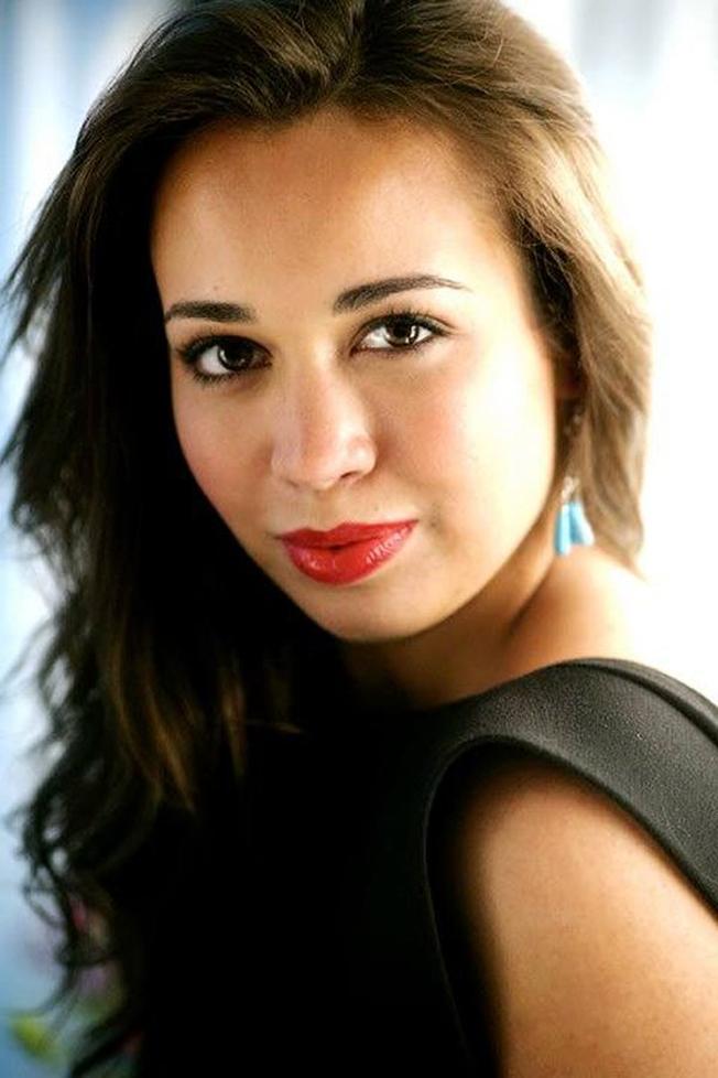 Nadine Sierra, c’est un mélange de cultures et d’histoires. Sa mère, née à Lisbonne, a rapidement perçu le don chez sa fille. Dès six ans, la voix claire de Nadine éblouit. Mais l’histoire familiale n’a pas toujours été un conte de fées, notamment à cause d’un père réticent à l’idée que sa fille devienne chanteuse d’opéra. Imaginez : « Son père le lui a interdit, c’était très mal vu », explique-t-elle. Pourtant, le feu intérieur de Nadine a surpassé ces interdits.