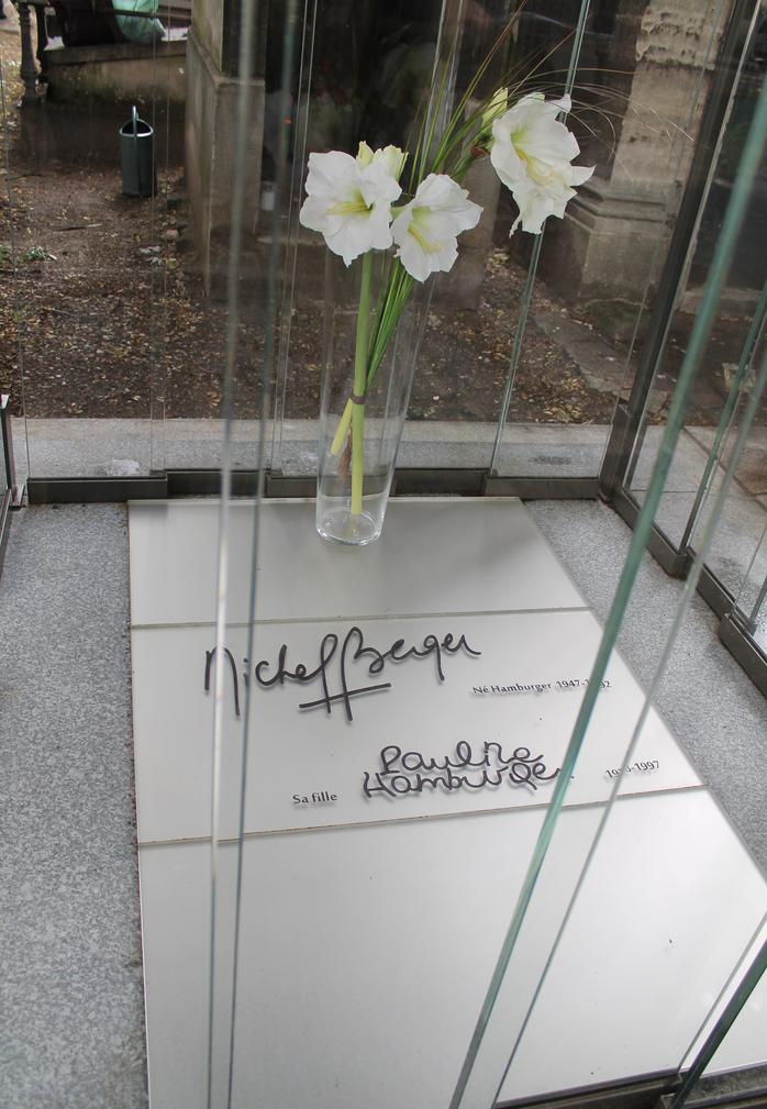 Michel Berger repose dans un caveau familial unique au cimetière de Montmartre, à Paris, aux côtés de sa fille Pauline Hamburger et depuis 2018, de France Gall.Sa tombe, appelée "refuge de verre", incarne une symbolique forte qui rend hommage à son cœur généreux.