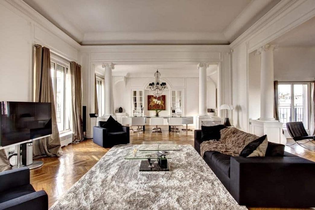 Quoi qu’il en soit, cet appartement aura marqué une étape importante dans son parcours, mêlant vie personnelle et carrière professionnelle dans un cadre unique.