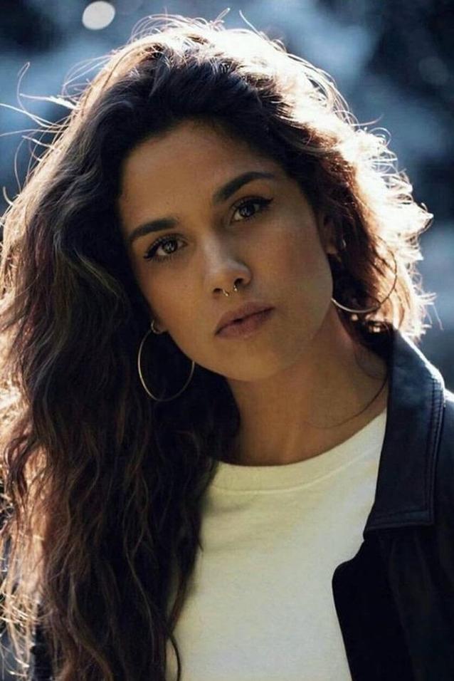 Naïma Rodric ne se contente pas de jouer les groupies. Lors du tout premier vernissage de Pascal au Musée Mer Marine de Bordeaux, elle était présente pour encourager son amoureux peintre, postant même plusieurs œuvres sur son Instagram. Le chanteur a dévoilé une autre facette de son talent avec la peinture, une passion qui l’aide à traverser les épreuves.