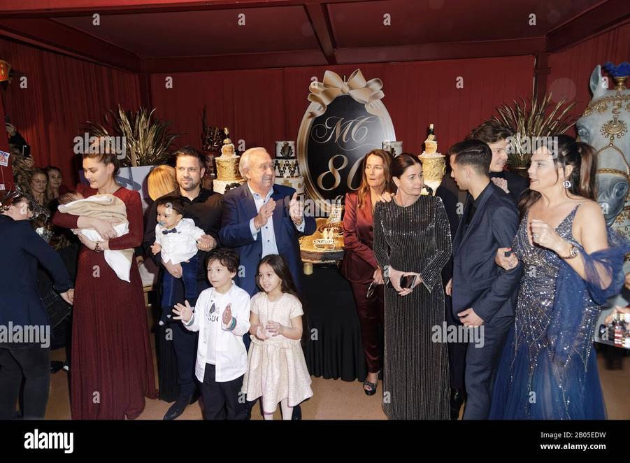 Malgré les épreuves, les Campion sont une famille qui sait aussi célébrer la vie. En février 2020, Marcel Camille, « le roi des forains », fête son 80ème anniversaire au cirque d’hiver à Paris, entouré de ceux qu’il aime et du monde forain venu lui rendre hommage.