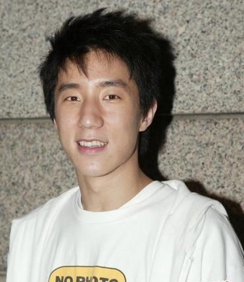 Le fils de Jackie Chan est Jaycee Chan, né en 1982 en Californie au cœur de la célébrité croissante de son père.Grandir dans une famille aussi illustre, c’est évidemment charger la barre très haute, mais c’est aussi vivre sous le feu des projecteurs dès son berceau. Jaycee, fils unique de Jackie Chan et de l’actrice Joan Lin, a connu un confort matériel certain. Pourtant, l’éducation qu’il a reçue n’a jamais voulu céder au confort facile.
