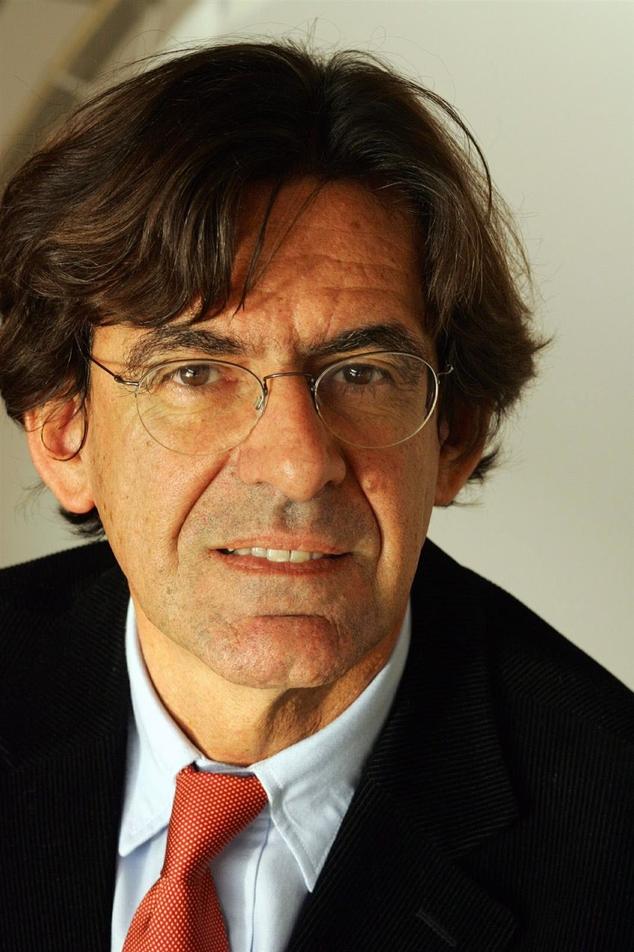 Luc Ferry cultive la discrétion autour de sa vie familiale. Il s’est marié trois fois, a trois filles issues de deux unions, mais il partage peu de détails.