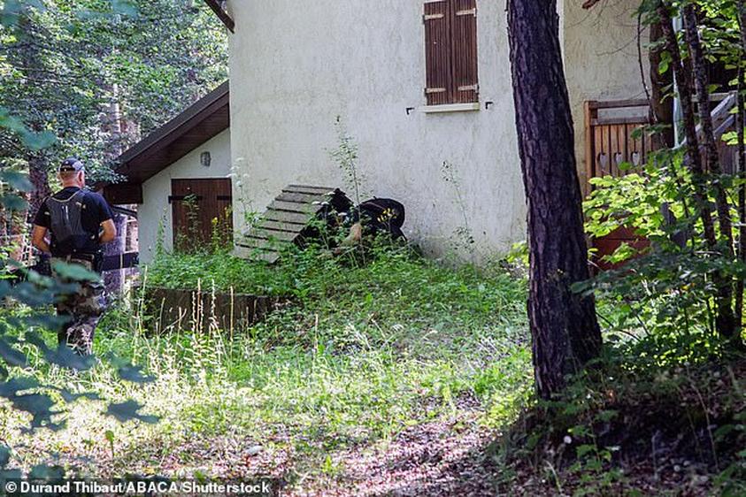 Parmi les éléments matériels saisis, une grande jardinière placée à l’entrée de la chapelle du hameau suscite croissantes spéculations. Fait curieux, cette jardinière a été emportée par les enquêteurs sans explication claire.