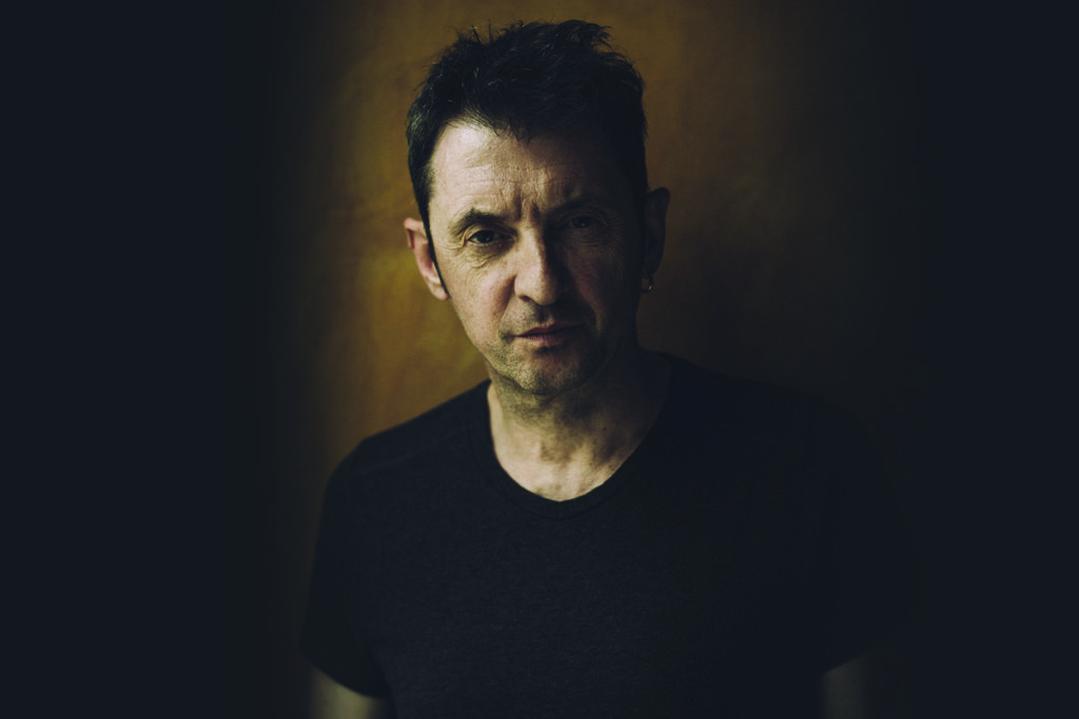 Yves Jamait partage sa vie avec son épouse Elisa et leurs deux enfants. Elisa, en télétravail, gère des dossiers dans le domaine social. Yves profite du confinement pour s'investir davantage dans l’éducation de sa fille de 5 ans, Suzie.