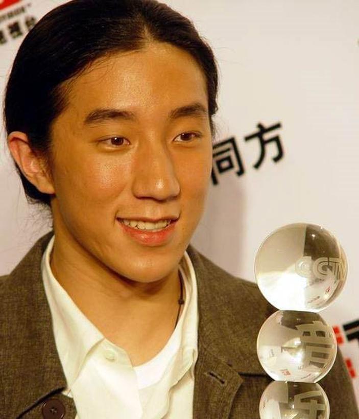 En 2014, la une des journaux en Chine titrent sur la détention de Jaycee Chan pour possession d’environ 100 grammes de cannabis. Ce prélude à six mois de prison à Pékin secoue le clan Chan. La presse s’en empare, propulsant une facette peu médiatisée de la vie du fils de superstar.