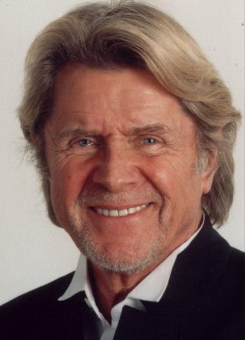 Michel Le Royer n’était pas qu’un visage connu du grand public. Il était un acteur formé, un passionné de théâtre et un passeur d’émotions. Son départ à 89 ans marque la fin d’une ère pour le théâtre et la télévision françaises.