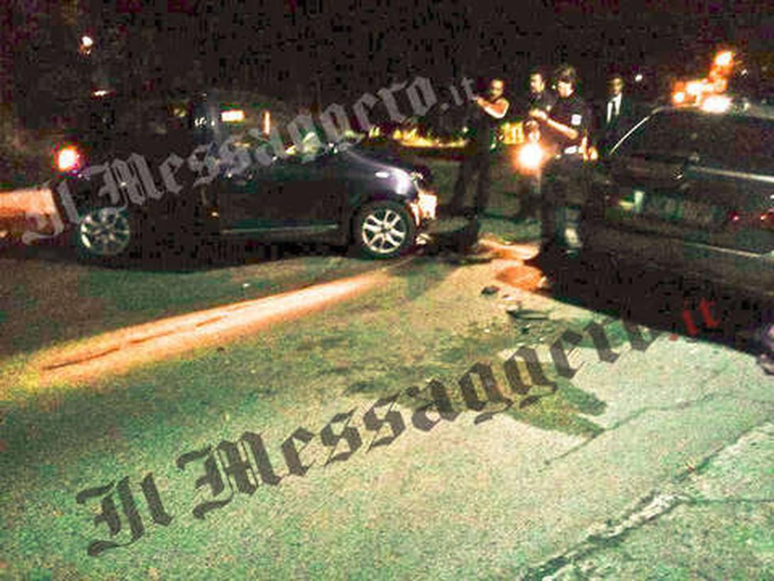 Certains fans évoquent la brutalité de perdre une icône si soudainement, sur une route banale près de la capitale italienne. Le « héros » est tombé loin des plateaux, dans la lumière crue de la vie quotidienne.