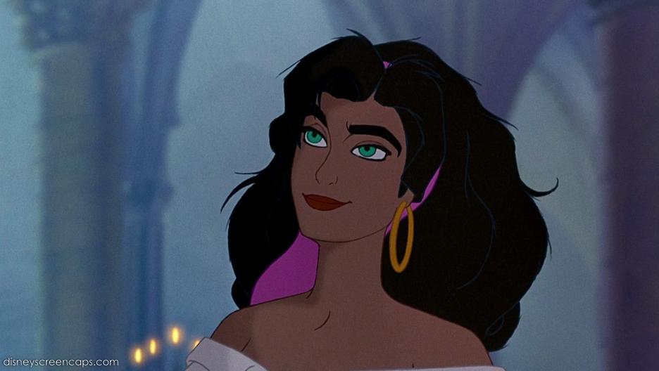 Noa, chanteuse israélienne, donne sa voix à la version studio, mais quitte l’aventure avant les représentations pour suivre une autre voie musicale. Gina Lollobrigida, quant à elle, incarne Esmeralda dans le film de 1956, mémoire d’un temps révolu et très différent de la comédie musicale.