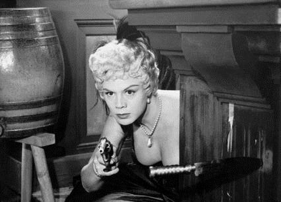 Fait moins connu : Dora Doll aurait entretenu une liaison avec Jean Gabin, relation qui dura deux ans après son divorce en 1954. Une rumeur la lie également au charismatique Marlon Brando, mais là, place à la prudence.