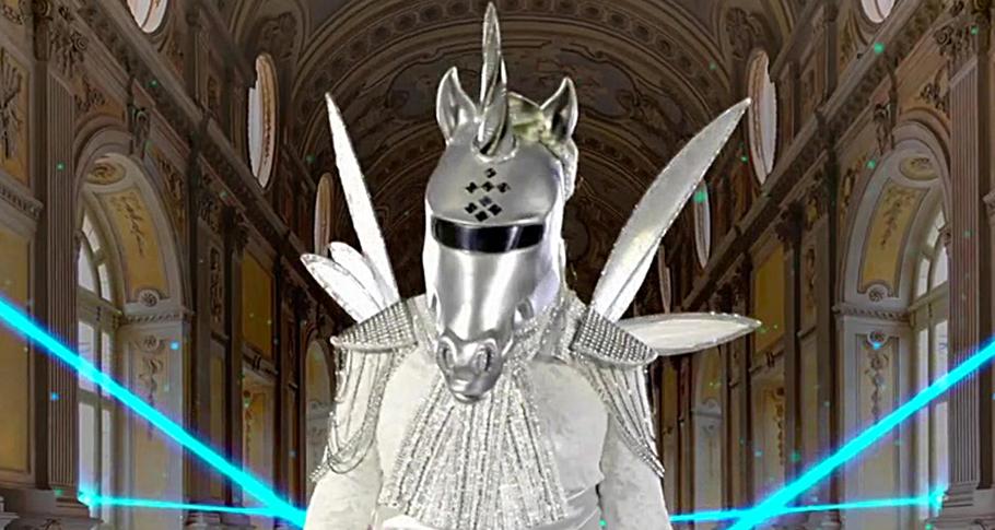 Quatre finalistes étaient en lice : la Licorne (Laurence Boccolini), le Paon (Karl Zéro), le Panda (Julie Zenatti) et l’Aigle (autre candidat). La compétition féroce a rythmé cette soirée. D’abord, le paon a été démasqué, suivi du panda. L’aigle et la licorne ont livré un véritable duel musical.