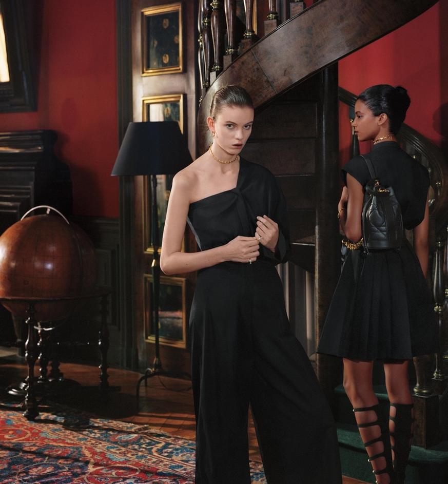 Qui est l’actrice de la pub Dior 2024 ? C’est Rihanna, la chanteuse barbadienne multi-talentueuse qui succède à Charlize Theron en tant que visage de J’adore.Cette campagne ne fait pas dans la demi-mesure : tournage au château de Versailles, robe d’or étincelante et collier signature conçu par Maria Grazia Chiuri. Plus qu’une simple publicité, c’est un événement symbolique, un retour aux sources puissamment incarné par une star planétaire.