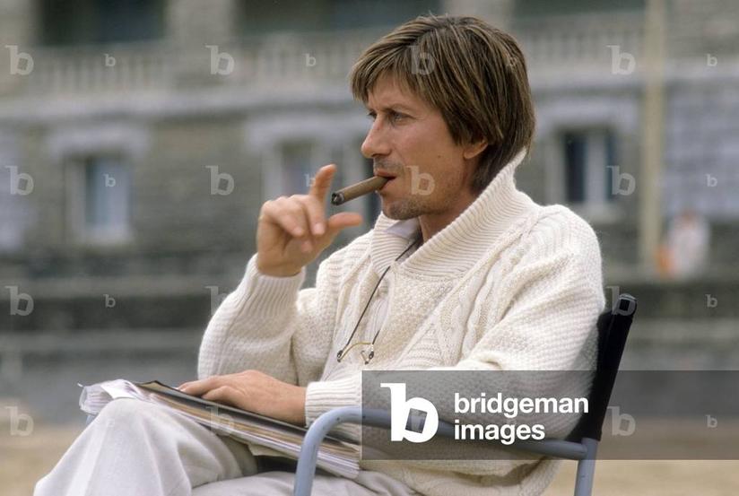 Jacques Dutronc vit entouré de dizaines de chats dans sa maison corse depuis les années 60. Cette situation surprend autant qu’elle fascine, révélant une facette méconnue du chanteur vieillissant : celle d’un ermite au grand cœur, amoureux des félins et refusant les mondanités.