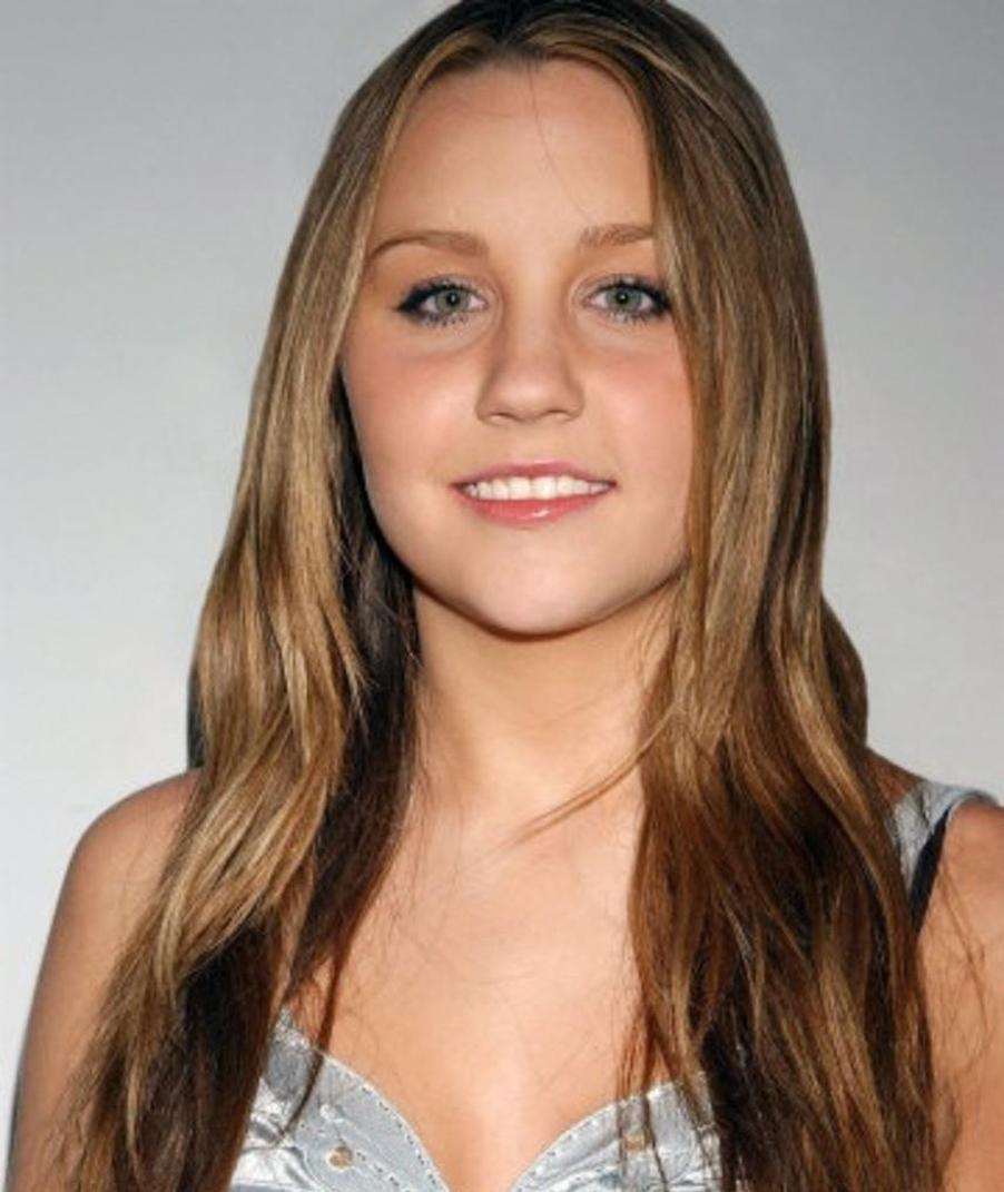 Amanda Laura Bynes voit le jour un certain 3 avril 1986, au cœur de Thousand Oaks, Californie. Elle est la benjamine d’une famille modeste, avec un père dentiste et une mère assistante dentaire. Dès l’âge de trois ans, le spectacle la captive. Ainsi débute une carrière qui va la propulser très vite sur le devant de la scène.