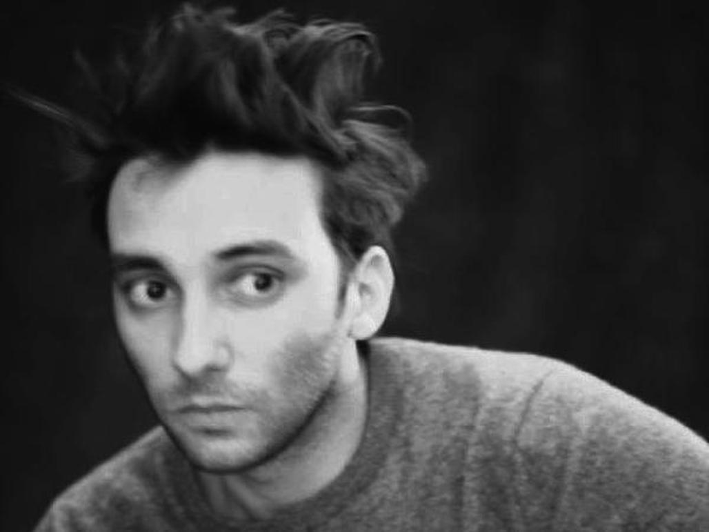 Depuis le début de sa carrière, Damien Saez exprime une opposition marquée à la société marchande et politique. Cela se manifeste dans ses textes et dans son rapport aux médias. Il refuse d’apparaître à la télévision ou à la radio, préférant garder une certaine distance.