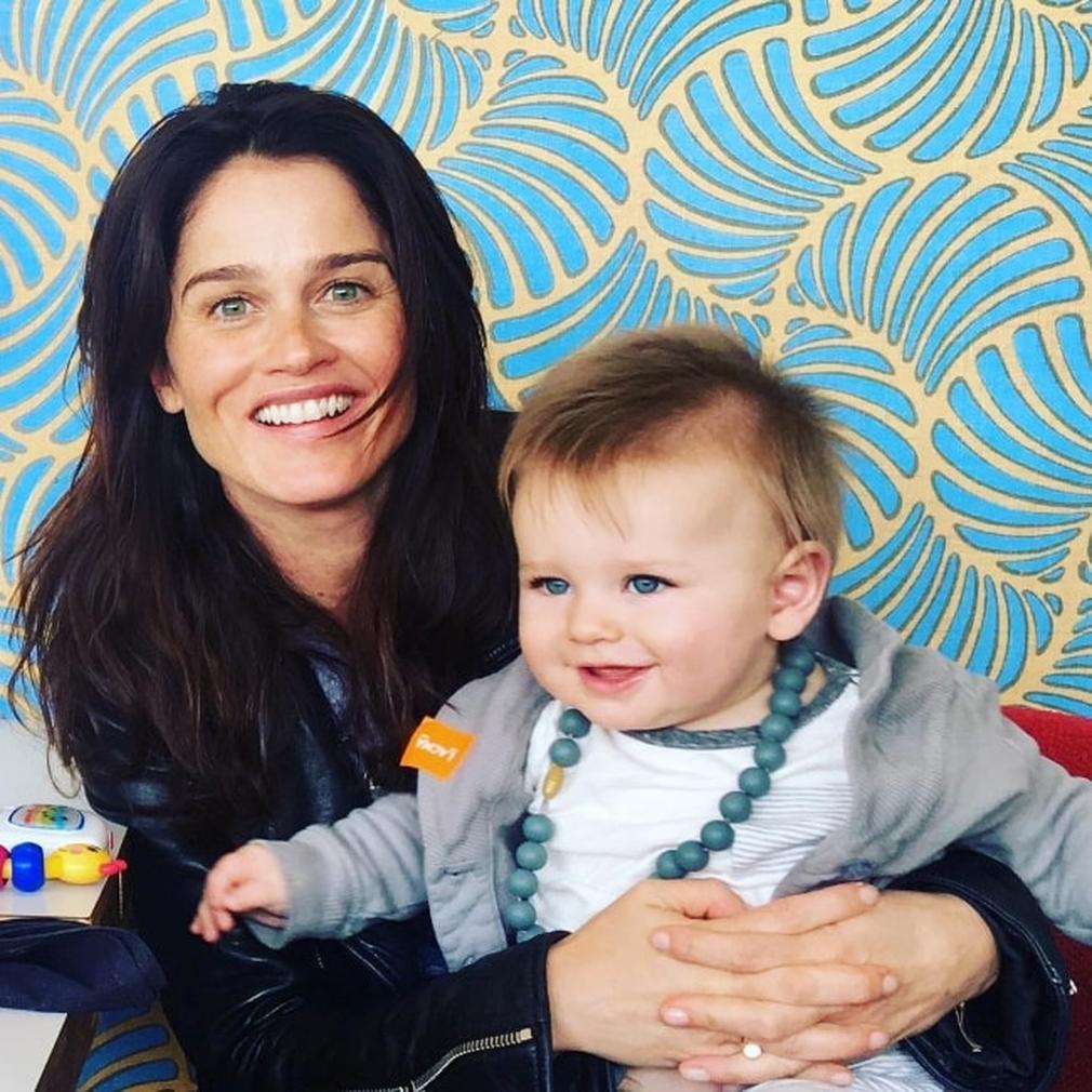 La surprise et l’émotion, ce sont les maîtres mots qui reviennent lorsqu’on évoque l’arrivée de ses enfants. Sa première maternité en 2016 avec Oscar a été un événement personnel que Robin a fièrement annoncé sur Instagram. Elle avait alors écrit : "Mon plus grand œuvre, Oscar Holly Marmet," accompagnant ce message d'une photo de son petit garçon paisiblement endormi.