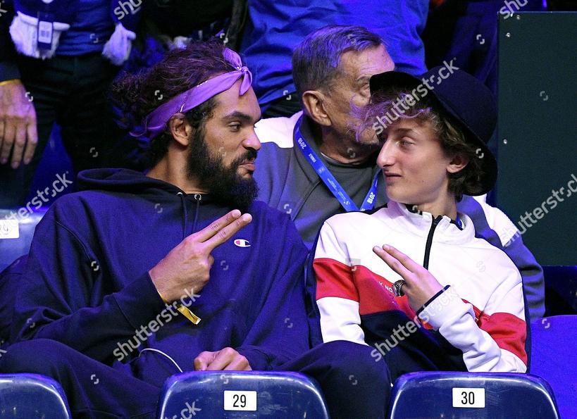 Yannick Noah n’a pas juste offert à ses enfants une renommée internationale ; il leur a transmis des valeurs puissantes. Persévérance, passion, travail acharné : ces principes guident Joalukas dans ses choix. Yannick a souvent montré à ses enfants l’importance de se battre pour ses rêves, que ce soit sur un court de tennis ou sur scène.