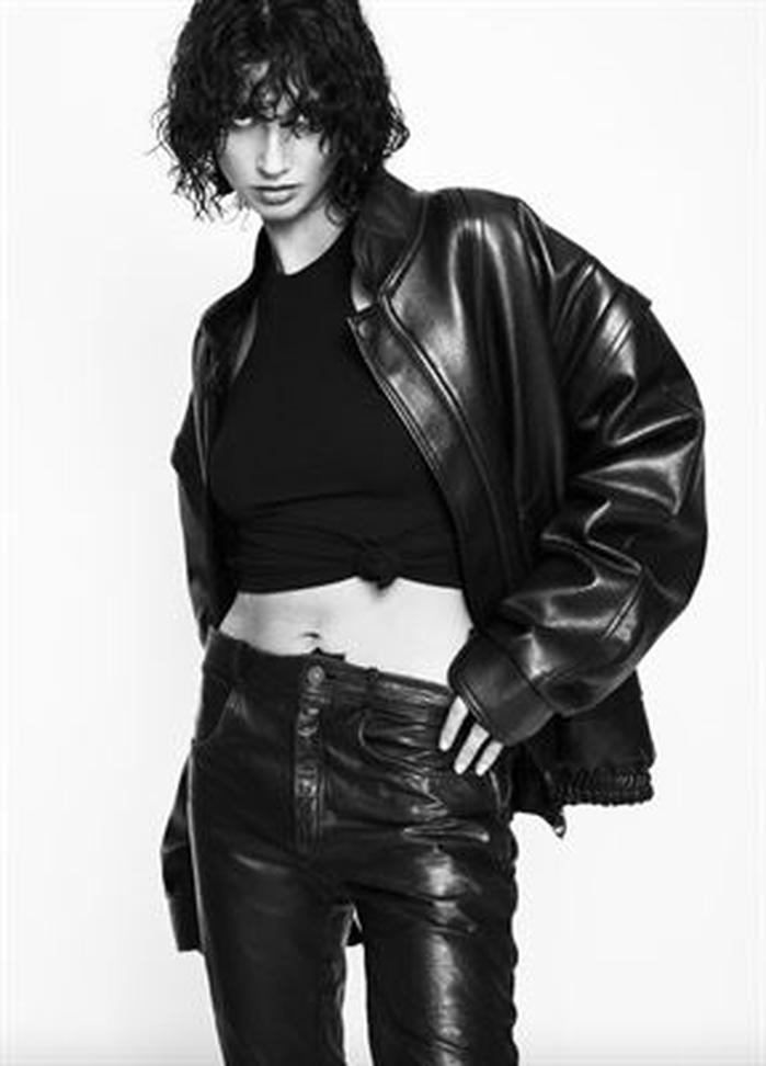 Elle a eu une relation avec le réalisateur Gaspar Noé et plus tard une histoire amoureuse avec l’acteur Samuel Le Bihan.