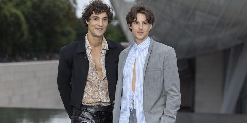 À première vue, Germain Louvet est surtout connu sur scène à l’Opéra de Paris. Mais dans sa vie privée, il apparaît comme un homme profondément lié à Pablo Pillaud-Vivien, un chroniqueur de BFMTV qui est bien plus qu’un simple compagnon. Pablo mène une carrière brillante et éclectique, mêlant journalisme, direction artistique et jeu d’acteur.