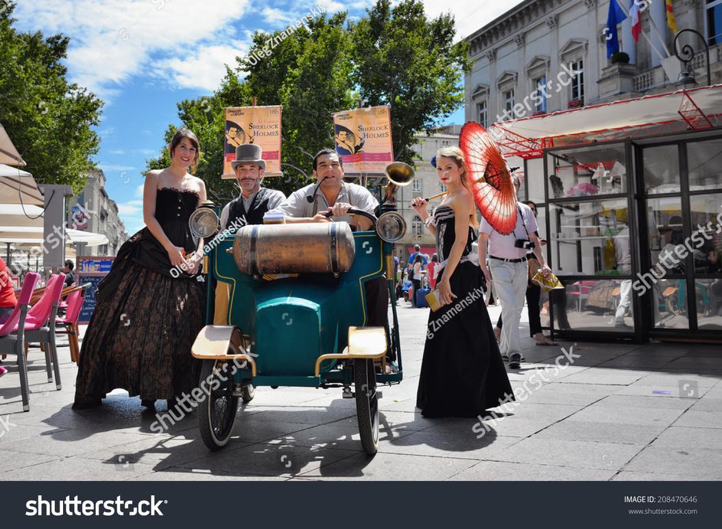 Pour commencer, impossible d’évoquer Avignon sans mentionnerles papes d’Avignon. Entre 1309 et 1377, sept pontifes ont fait de cette ville leur résidence, marquant profondément l’histoire chrétienne occidentale. Leur présence a donné naissance à un riche patrimoine culturel et architectural, qui fascine toujours les visiteurs. Saviez-vous que cette période a même permis à un certain poète italien et humaniste de séjourner à plusieurs reprises dans la ville ? Ce dernier, un esprit fin, admiré parPétrarque, a célébré Avignon dans ses écrits, mêlant poésie et humanisme.