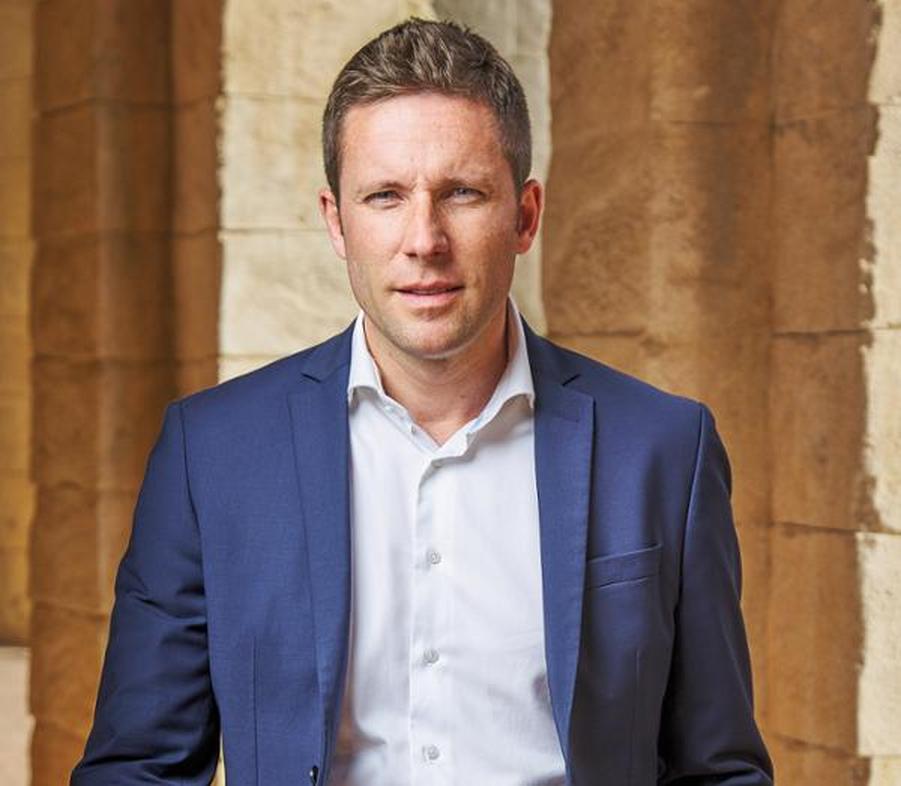 Nicolas n’est pas enfant unique. Au contraire, il grandit dans une fratrie assez imposante : il est l’un des sept enfants de Philippe de Villiers et de Dominique de Buor de Villeneuve.