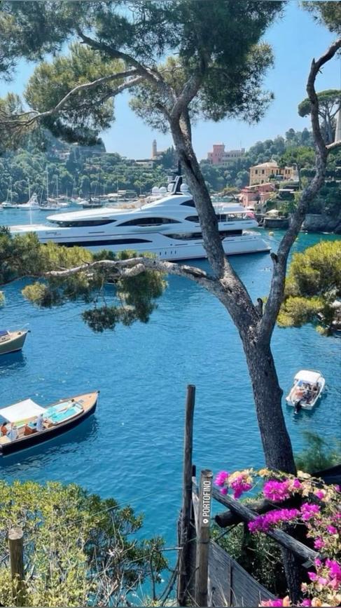 Dans un monde où les animations se multiplient souvent sans âme, Monaco réussit le pari de mêler tradition et modernité avec élégance. Cette foire n’est pas seulement une suite de manèges et de stands. Elle est une invitation à vivre le charme monégasque dans une ambiance conviviale et festive. Chaque détail est soigné par le Service Animation de la Ville, qui offre une expérience pensée pour toutes les générations.