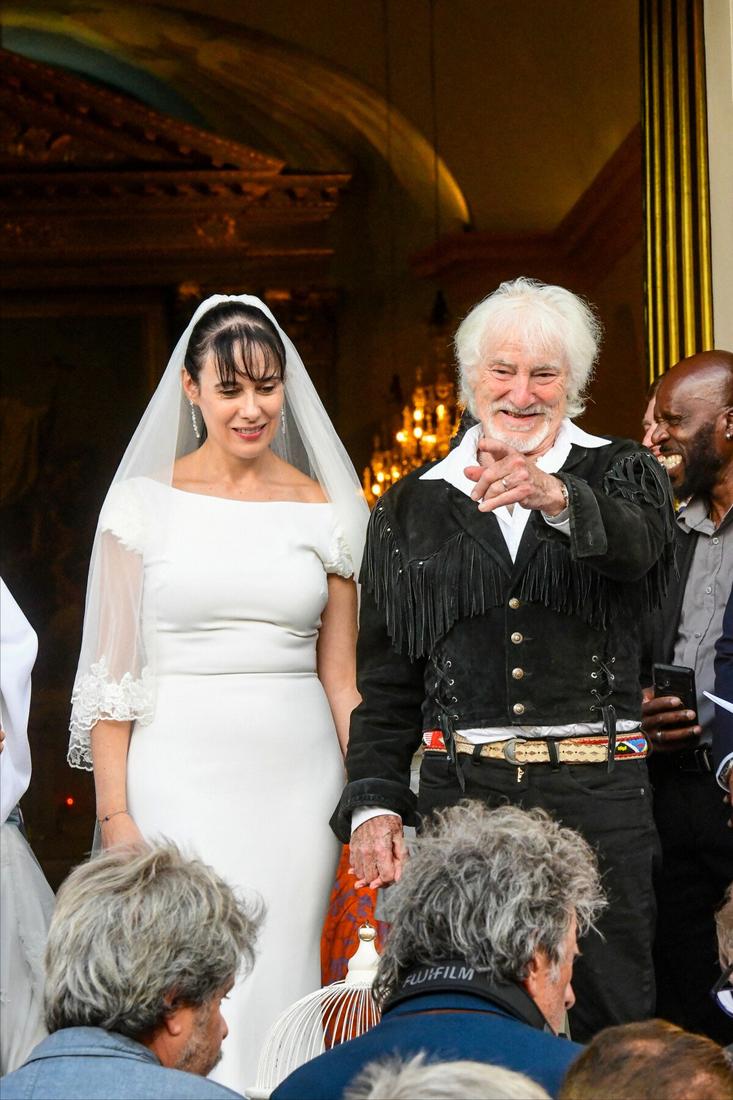 Le 2 septembre 2023 marque une page étonnante de la vie sentimentale d’Hugues Aufray. À 94 ans, l'illustre chanteur français a une fois de plus dit “oui” à l’amour, épousant Murielle Megevand à l’église Saint-Vigor de Marly-le-Roi, située dans les paisibles Yvelines. Ces noces, célébrées en présence de leur famille et d’amis proches, ont scellé officiellement une relation de 28 ans.