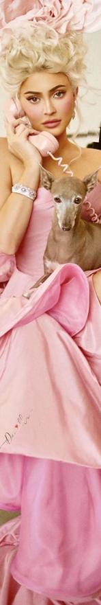 Le shooting photo pourHarper’s Bazaarne se limite pas au style. Elle discute aussi de Kylie Cosmetics, sa fille Stormi, et des dynamiques familiales avec humour et sérieux. Sa transformation reflète la symbolique d’une femme puissante mais aussi sous les regards publics, comme Marie Antoinette l’était en son temps.