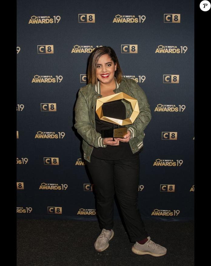 Inès Reg a perdu 16 kilos en cinq mois, et elle en parle sans détour, avec le sourire et beaucoup de franchise.Mais comment cette comédienne populaire est-elle passée d’une silhouette à 76 kilos (en juin 2020) à un poids de forme à 60 kilos fin novembre de la même année ? Spoiler : c’est un mélange d’efforts, de discipline et d’une méthode bien précise. Et non, ce n’est pas un miracle, ni un coup de baguette magique !